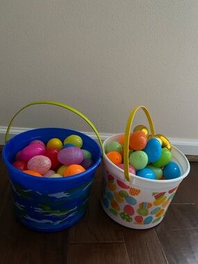 2 Baskets (white & Blue) With 100 Plastic Eggs (golden/ Glitter/ Multi Color